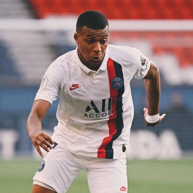 法国杯倒计时；曼联赛后更衣室发声；细节引发关注；赛场秩序良好；控场能力受关注的简单介绍